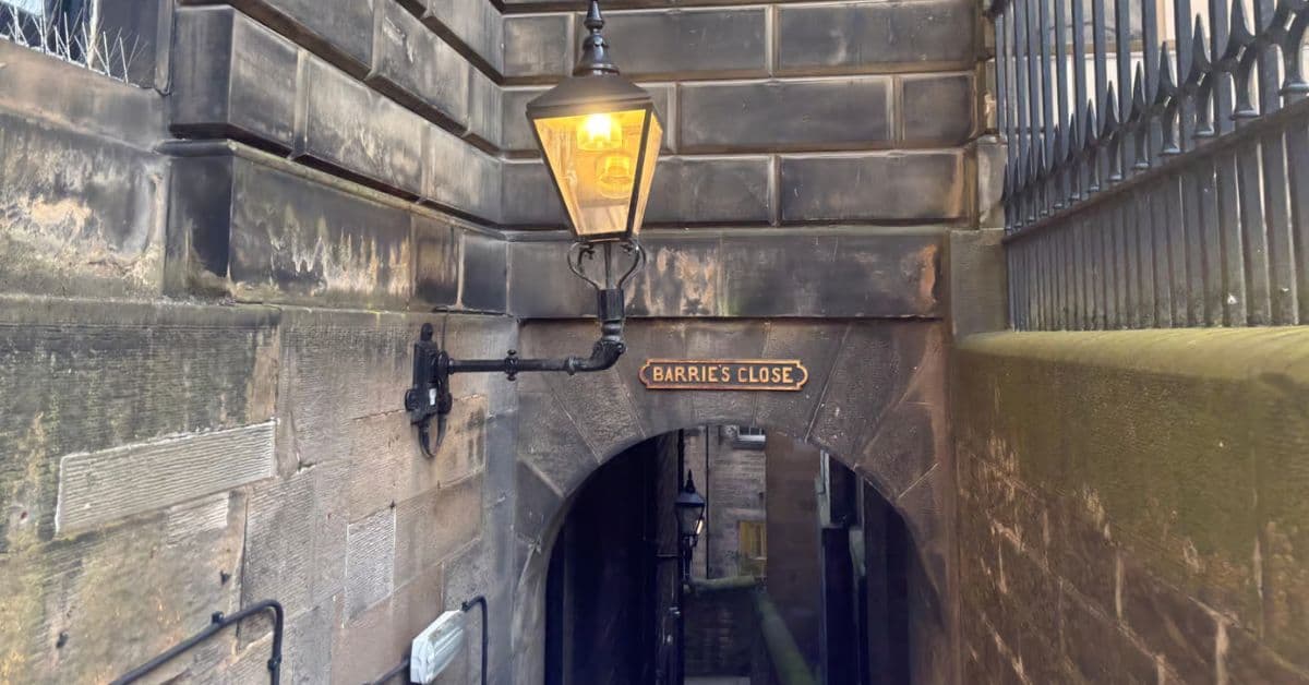 Entrada a Barries Close hacia subterráneos en Edimburgo, Escocia