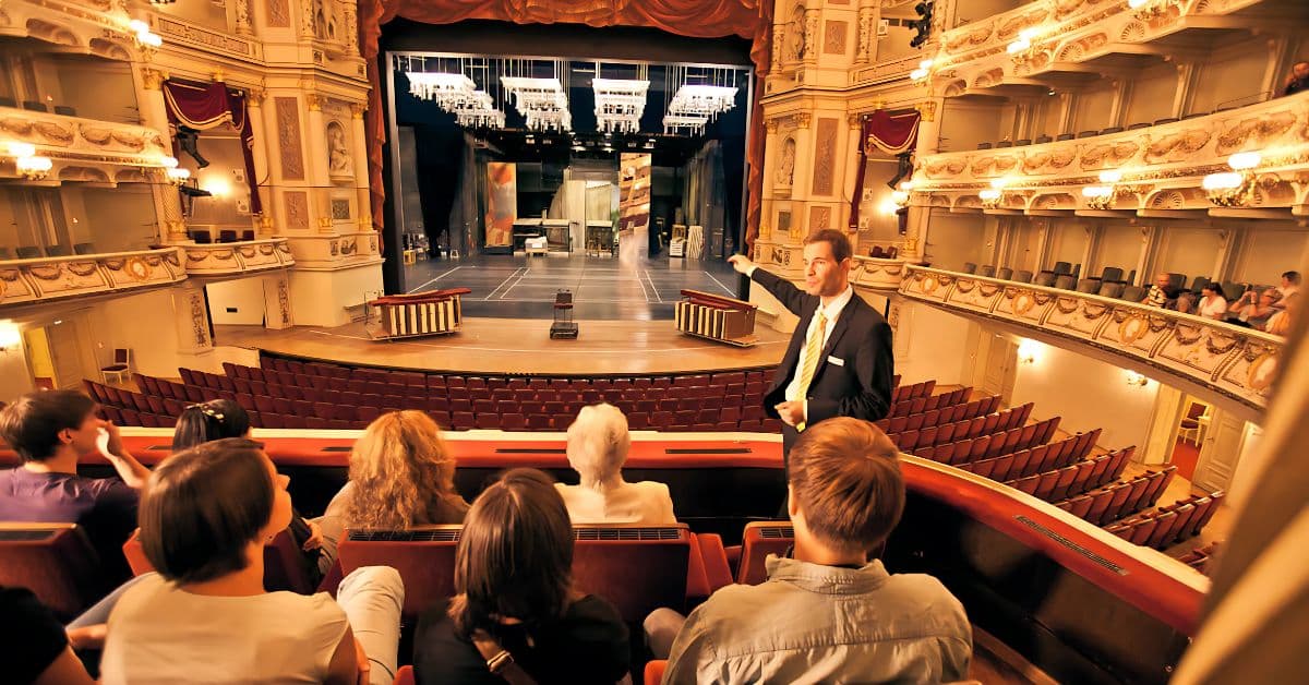 Guía expone en presencia de turistas en Ópera Samper en Dresde, Alemania