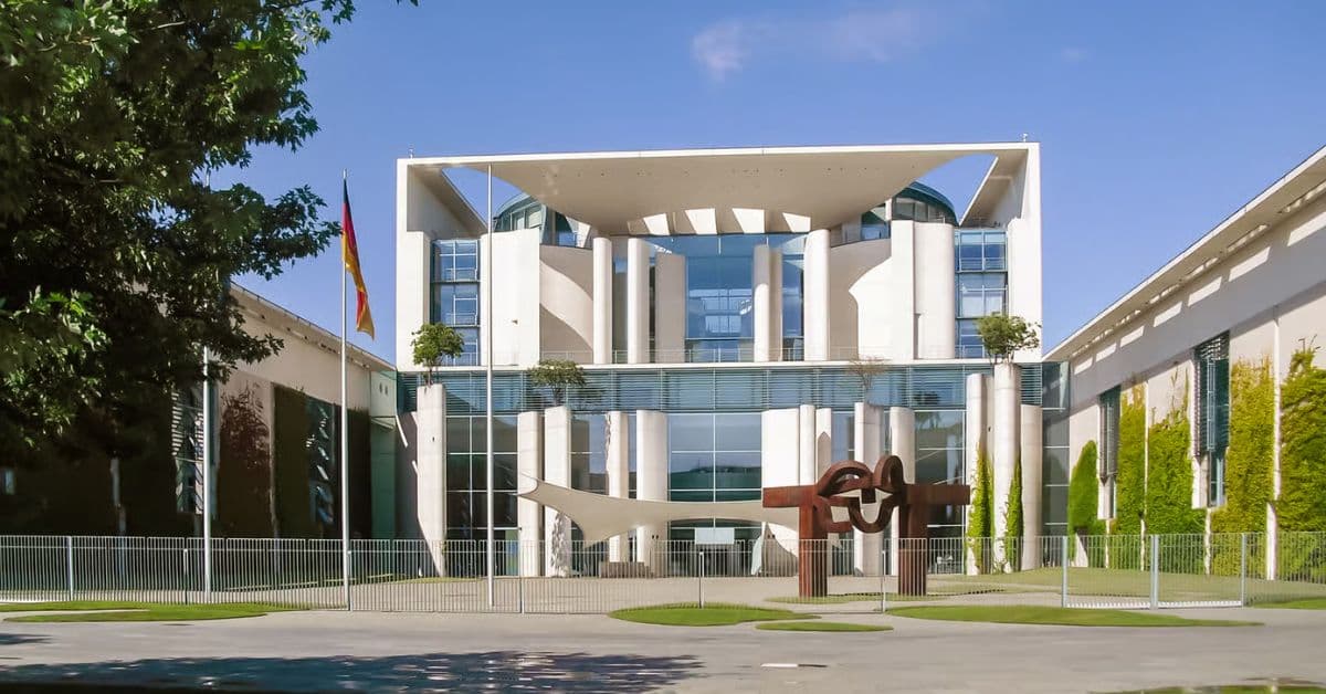 Hermosa fachada arquitectónica de edificio gubernamental en Berlín