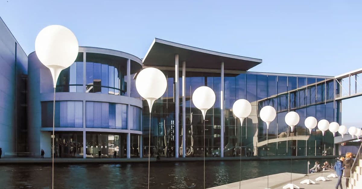 Modernos edificios gubernamentales cercanos al Reichstag de Berlín, Alemania