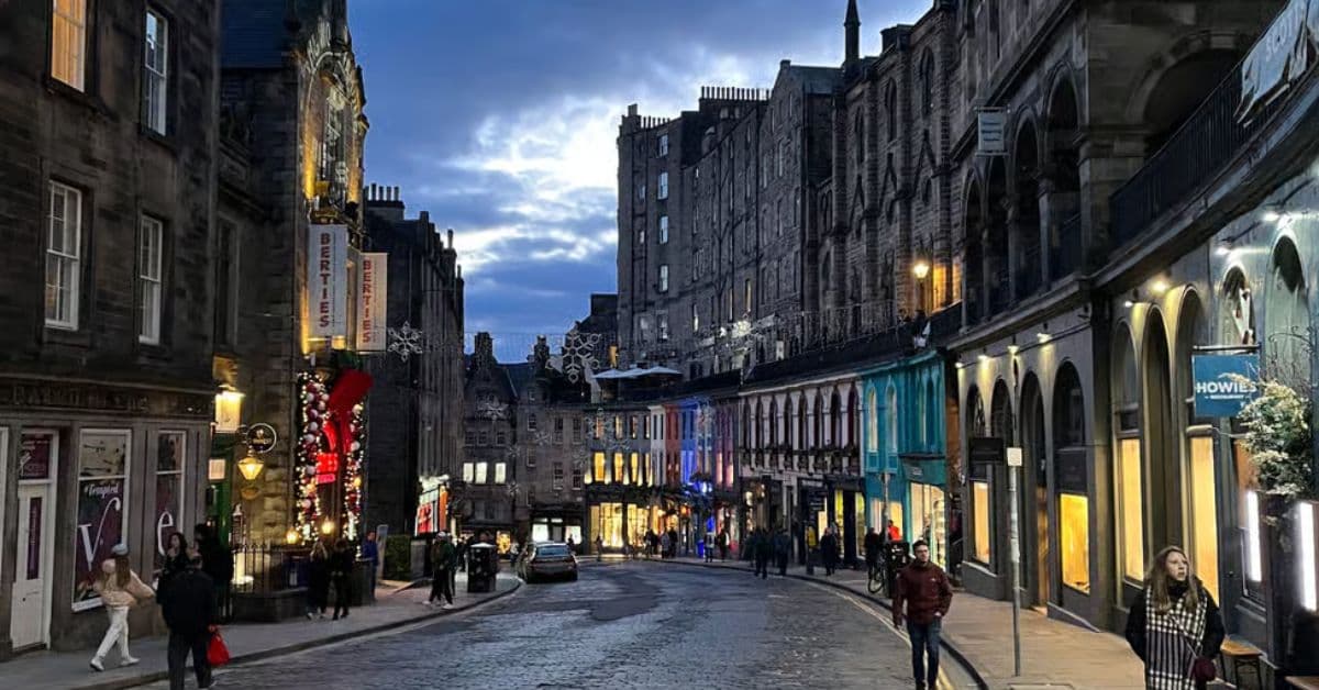 Panorámica de Calle en Edimburgo al atardecer, Escocia