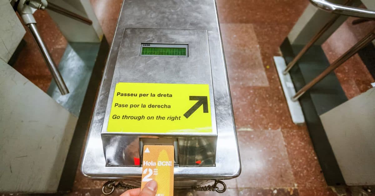 Persona usa Tarjeta Hola Barcelona en Metro de Barcelona, España