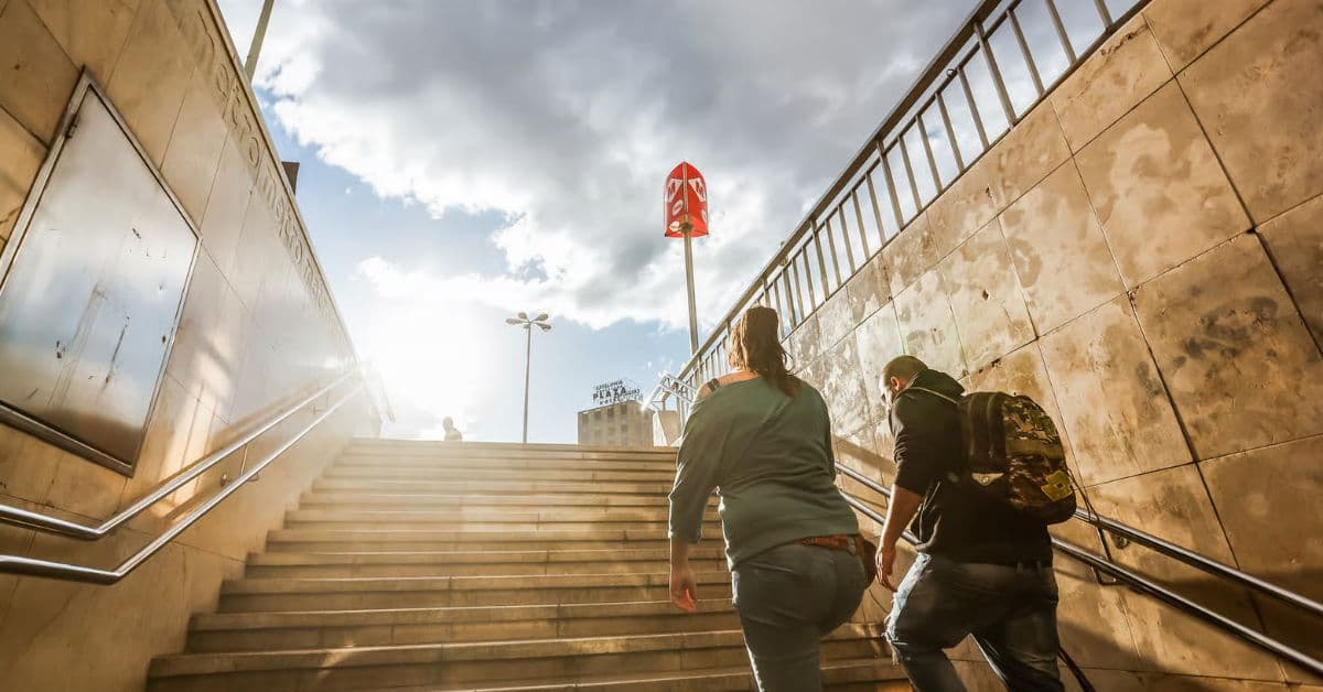 Personas a la salida del metro hacen uso de Trajeta Hola Barcelona