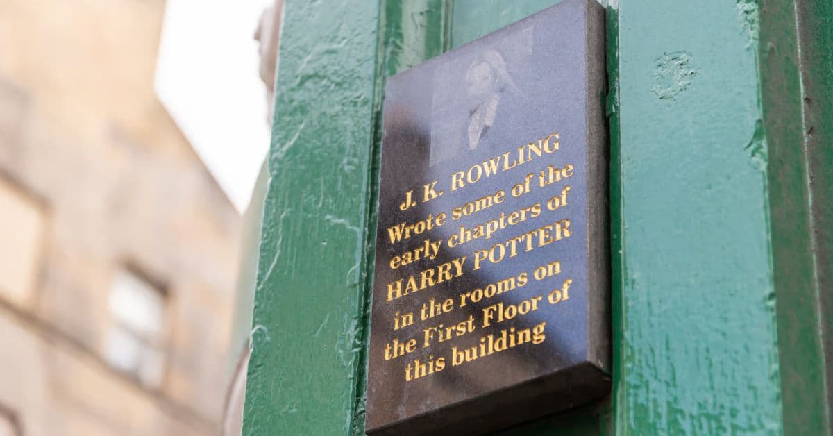 Placa en Edificio J.K. Rowling escribió capítulos Harry Potter