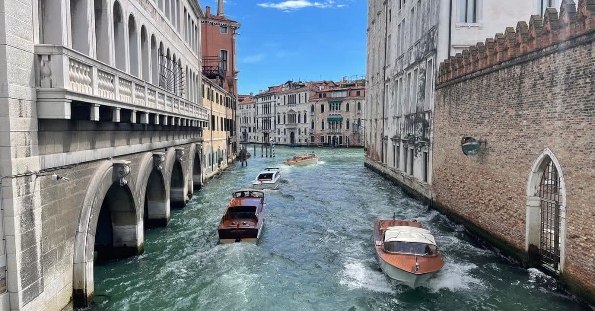 Recorrido de transporte acuático en ruta de canal de Venecia, Italia