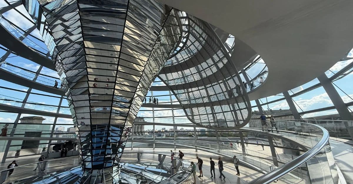 Turistas en la cúpula del edificio del Reichstag de Berlín, Alemania
