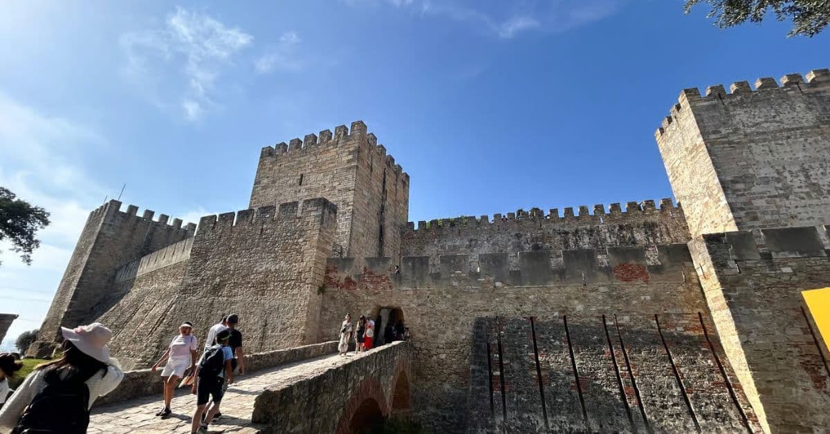 Turistas visitan Palacio en Lisboa, Portugal