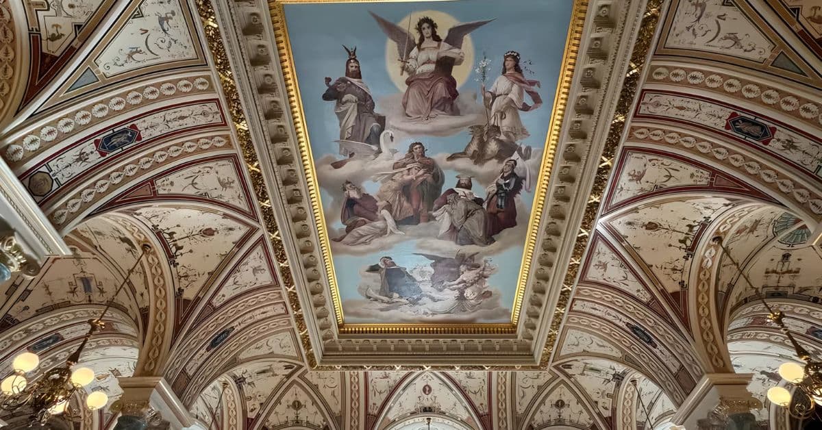 Vista del Techo ornamentado del la Ópera Samper en Dresde, Alemania