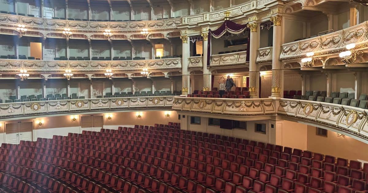 Vista lateral del Samperoper en Dresde, Alemania