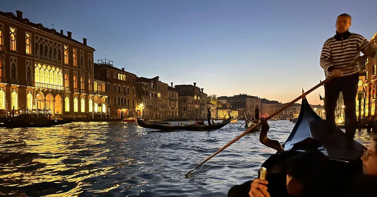 Atardecer en Gran Canal de Venecia y góndolas recorren el Gran Canal