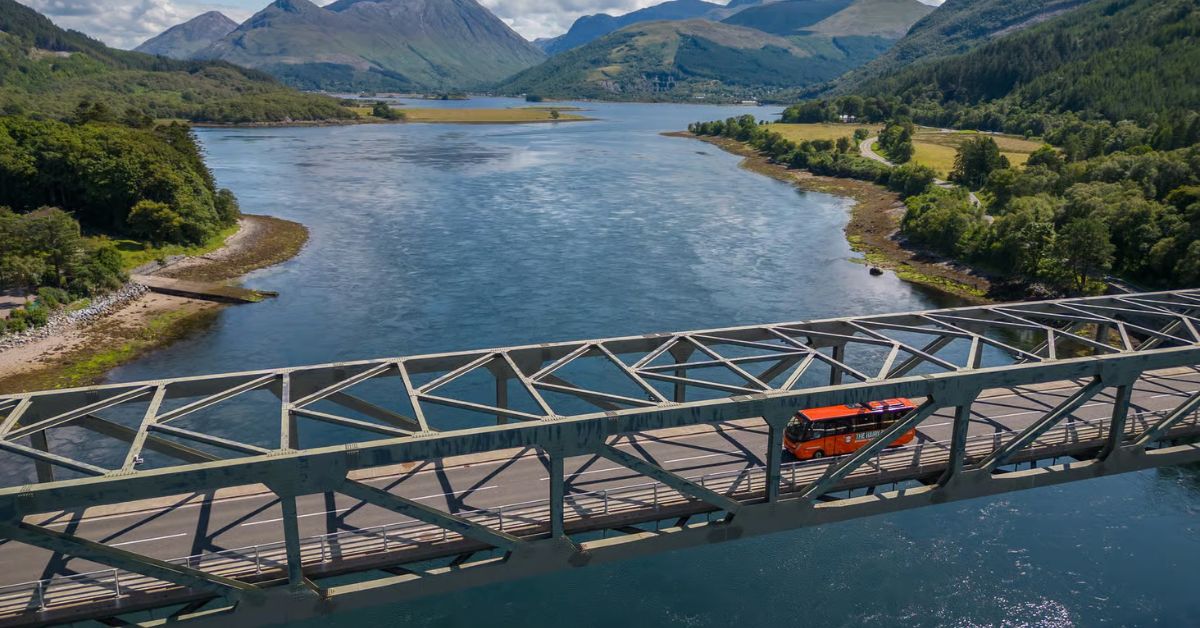Autobús recorre puente en Tierras altas de Escocia por el Lago Ness, Edimburgo