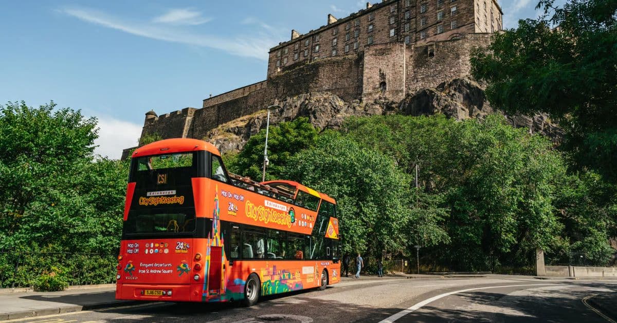 Autobús turístico de City Sightseeing Edinburgh recorre calle de Edimburgo