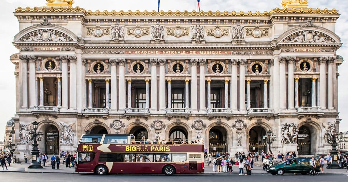 Autobús turístico de dos pisos al frende de Academia Nacional de Música, París , Francia