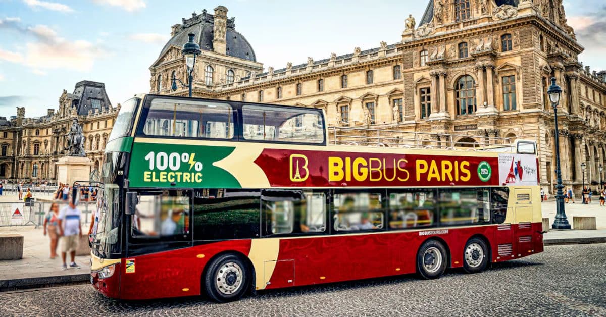Autobús turístico de dos pisos hop-on hop-off Big Bus París, Francia