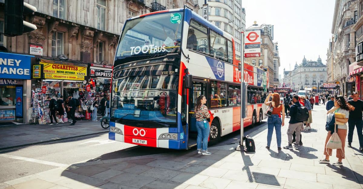 Autobús turístico descapotable estacionado en calle en zona central de Londres, Inglaterra