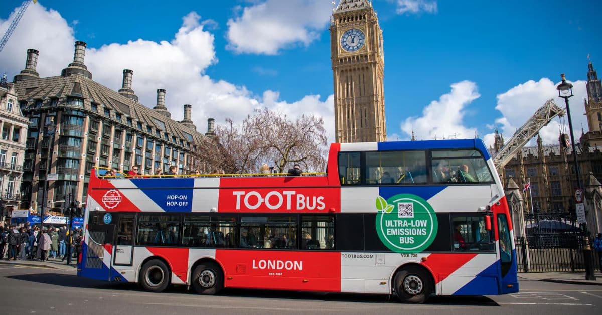 Autobús turístico descapotable recorre Londres, Reino Unido
