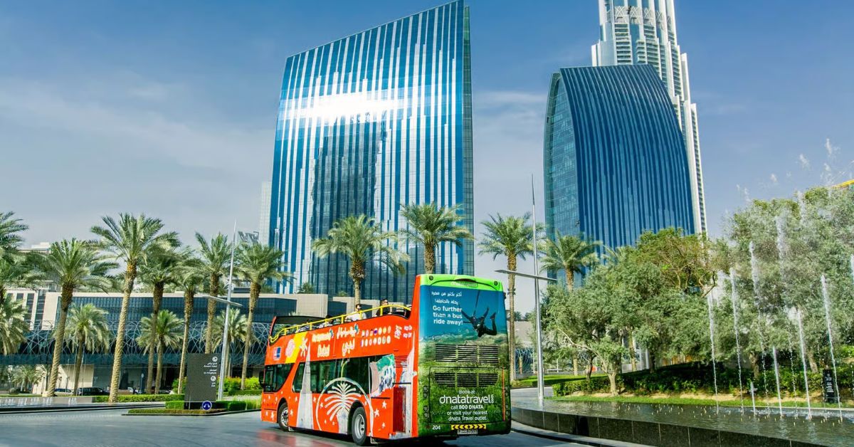 Autobús turístico descapotable recorre lugares emblemáticos de Dubái
