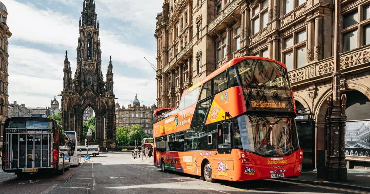 Autobús turístico en Casco antiguo en Edimburgo, Escocia