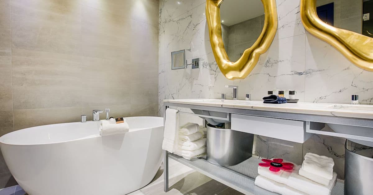 Bañera y ducha en Baño del Monsieur Jean – Hotel Particulier, Quebec