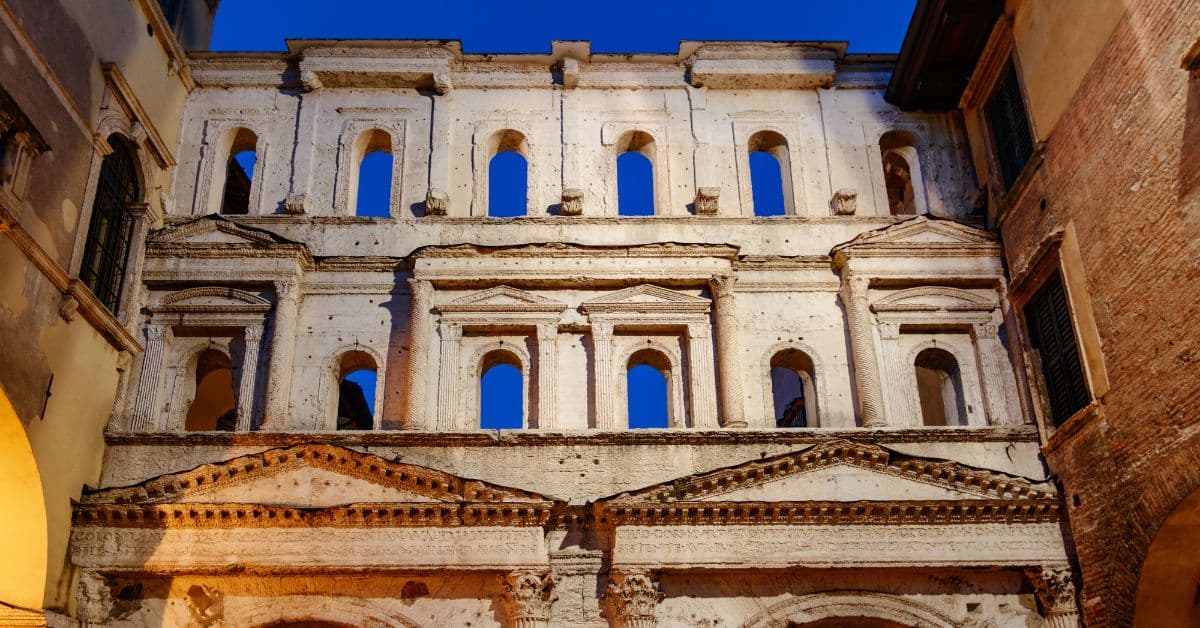 Bella vista nocturna de Porta Borsari en Verona, Italia