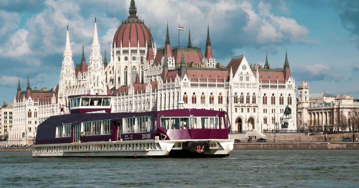 Crucero turístico diurno por río Danubio, Budapest, Hungría