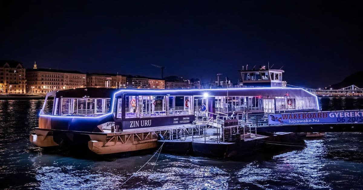 Crucero turístico nocturno por río Danubio, Budapest, Hungría