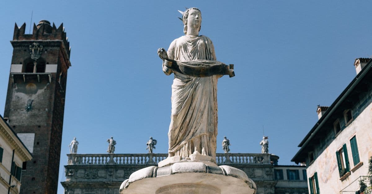 Escultura en Piazza delle Erbe en Verona, Italia