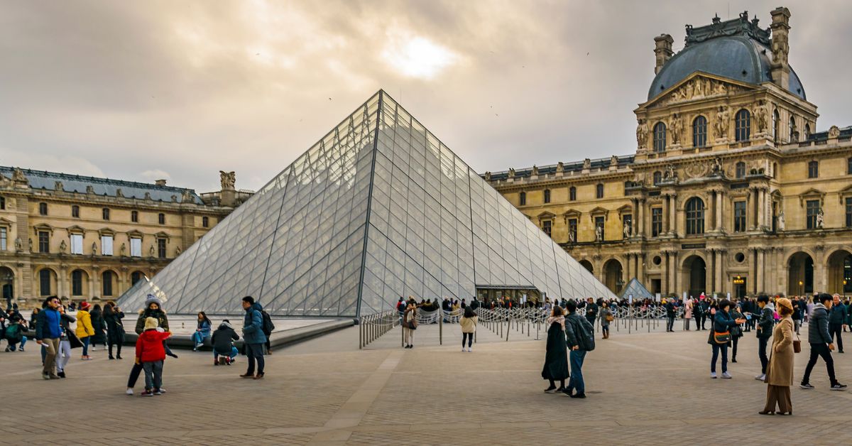 Exterior del Museo del Louvre, París, Francia