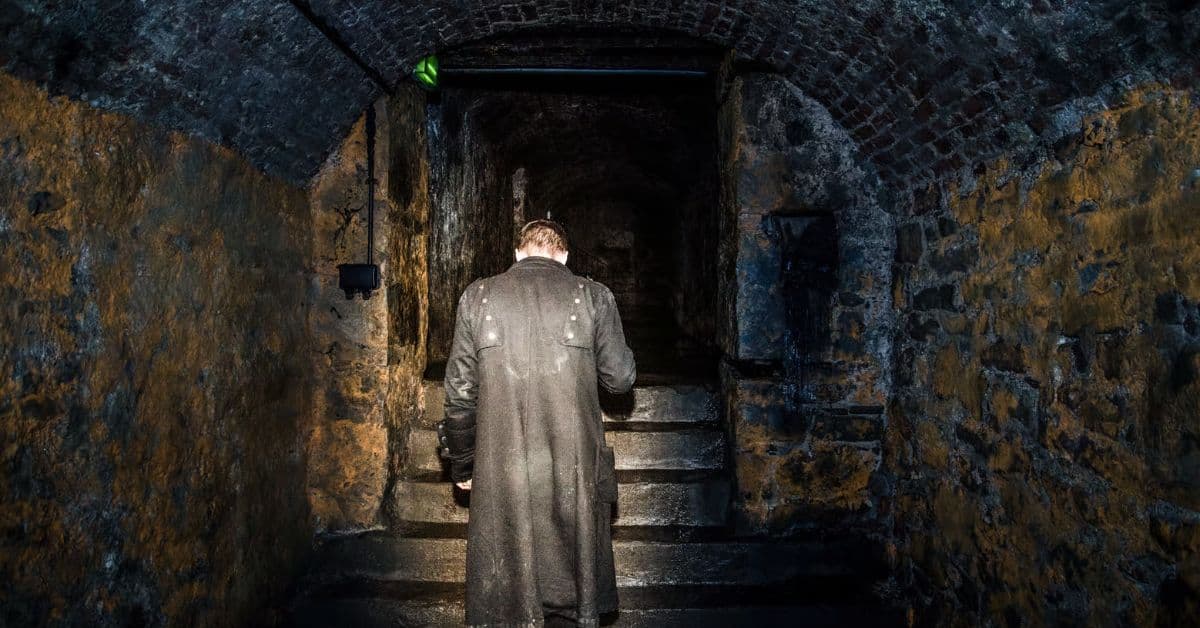 Guía dirige tour a sitios embrujados en Edimburgo, Escocia