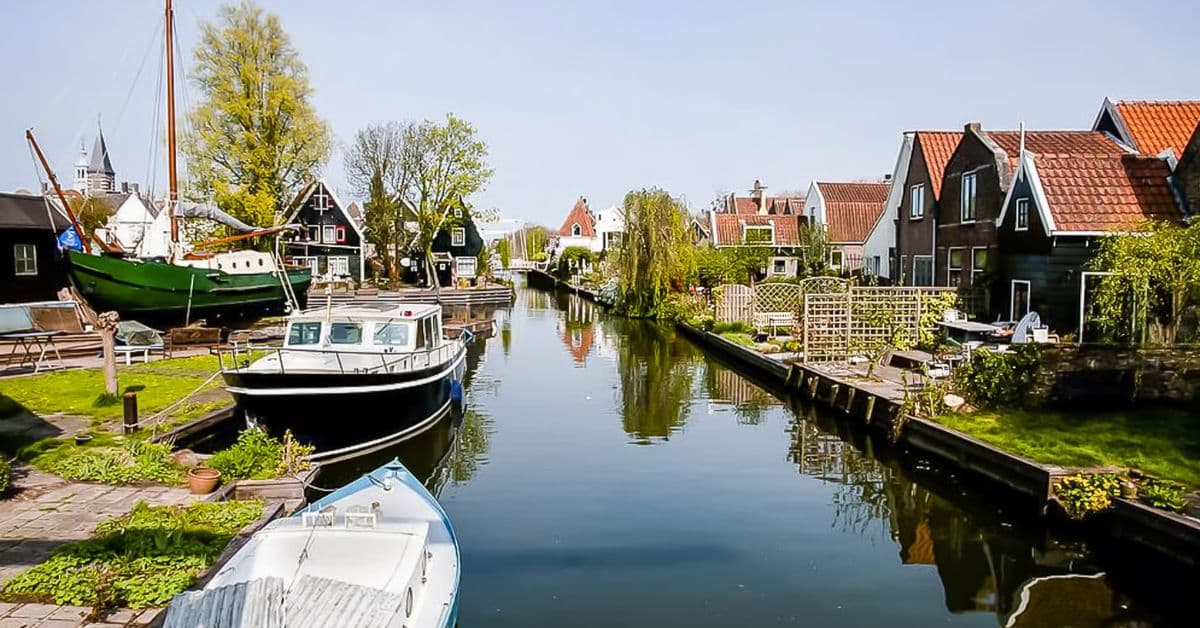 Horizonte del casco antiguo de Edam, Ámsterdam, Países Bajos