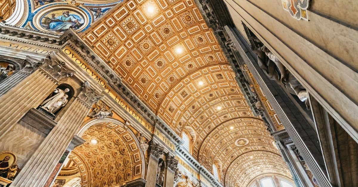 Interior de la cúpula de la Basílica de San Pedro, Ciudad del