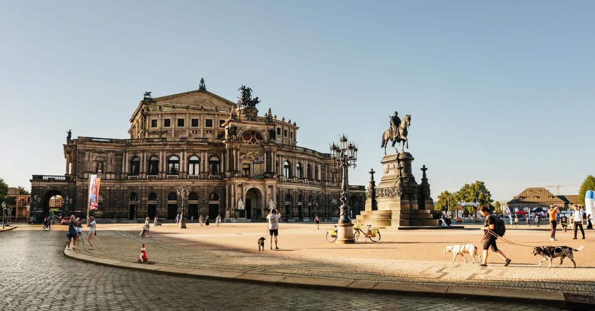 Monumento al Rey Juan en Theaterplatz, Dresde, Alemania