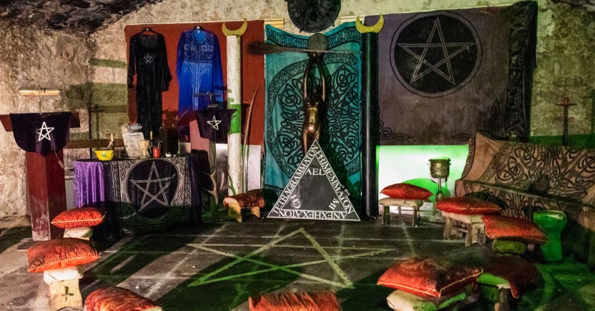 Objetos esotéricos y símbolos de rituales en cuevas subterráneas en Edimburgo, Escocia