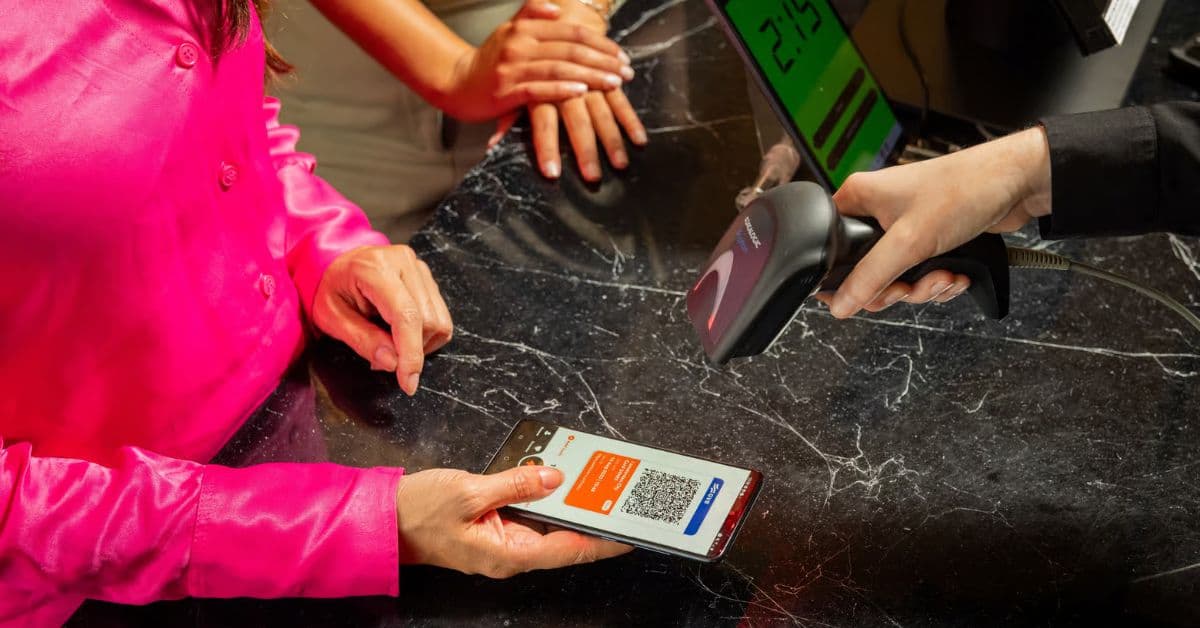 Persona utiliza su tarjeta I Ámsterdam City Card con su teléfono celular