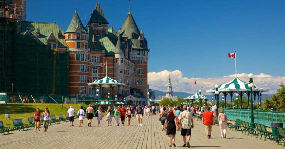Personas caminan cerca del Old Quebec