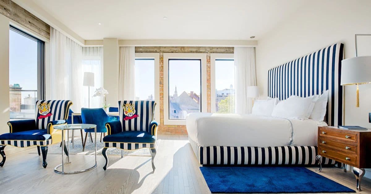 Sillas y Cama en Habitación principal del Monsieur Jean – Hotel Particulier, Quebec