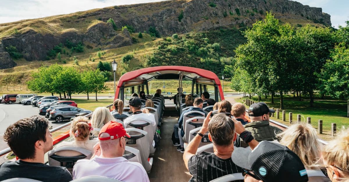 Turistas disfrutan de vista panorámica en Edimburgo a bordo de autobús turístico