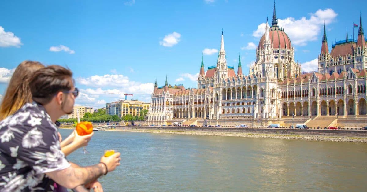 Turistas disfrutar de Crucero turístico por el río Danubio, Budapest, Hungría