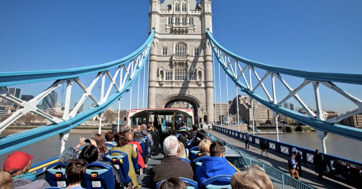 Turistas en autobús turístico recorren el Puente de la Torre en Londres, Inglaterra