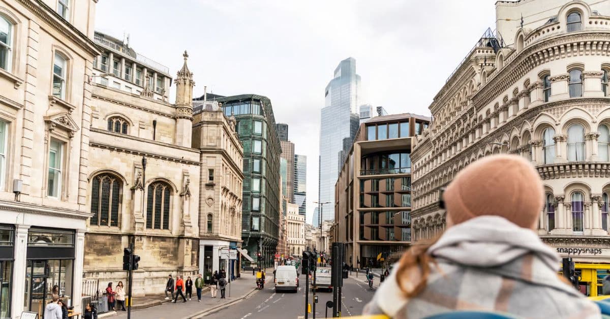 Turistas observas edificios y monumentos en centro de Londres, Reino Unido