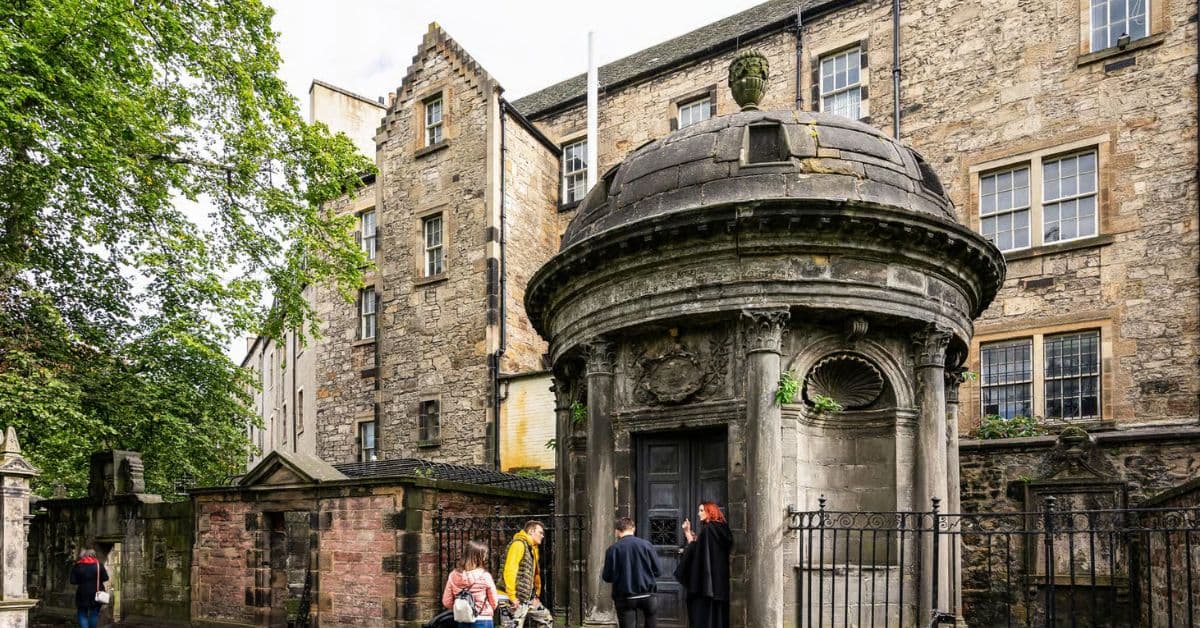 Turistas visitan sitios embrujados de Edimburgo, Escocia