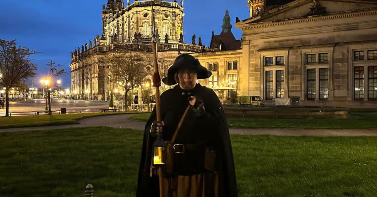 Vigilante nocturno en calles de Dresde, Alemania