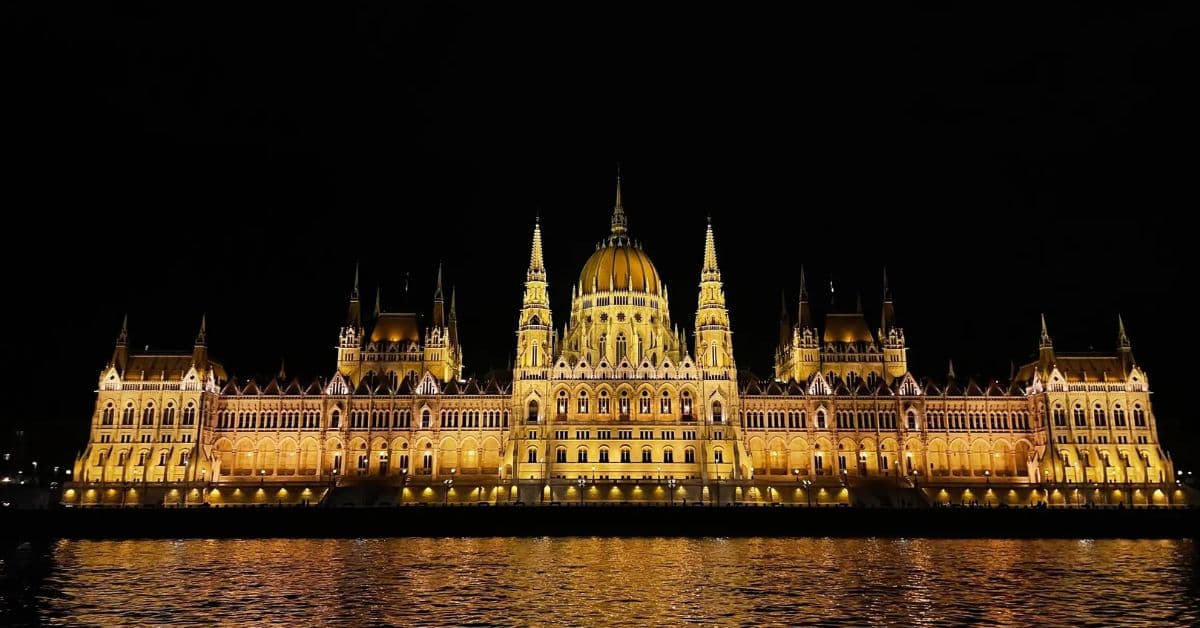 Vista Panorámica de Palacio real de Budapest y río Danubio, Hungría