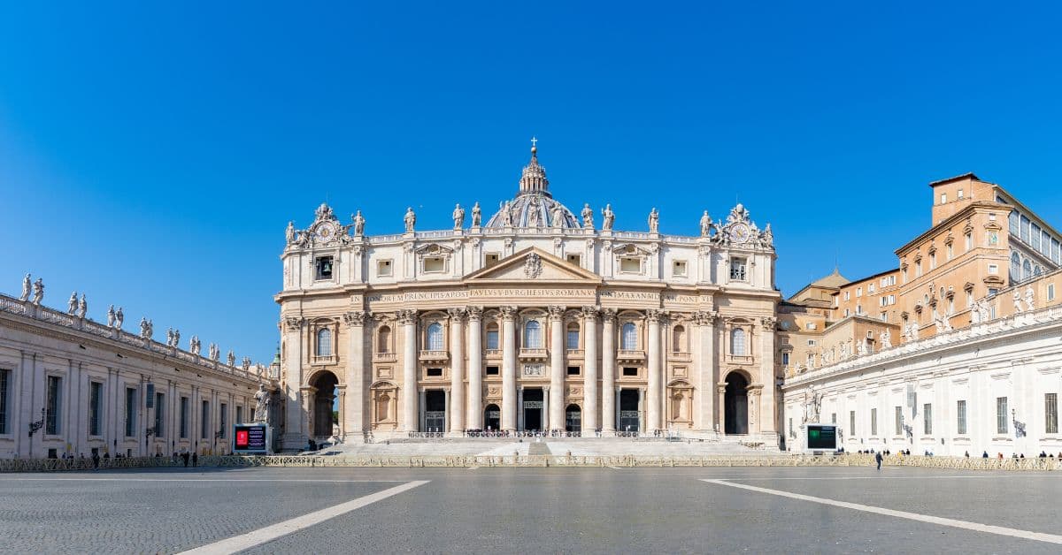 Vista de Fachada Exterior de Basílica de San Pedro, Vaticano