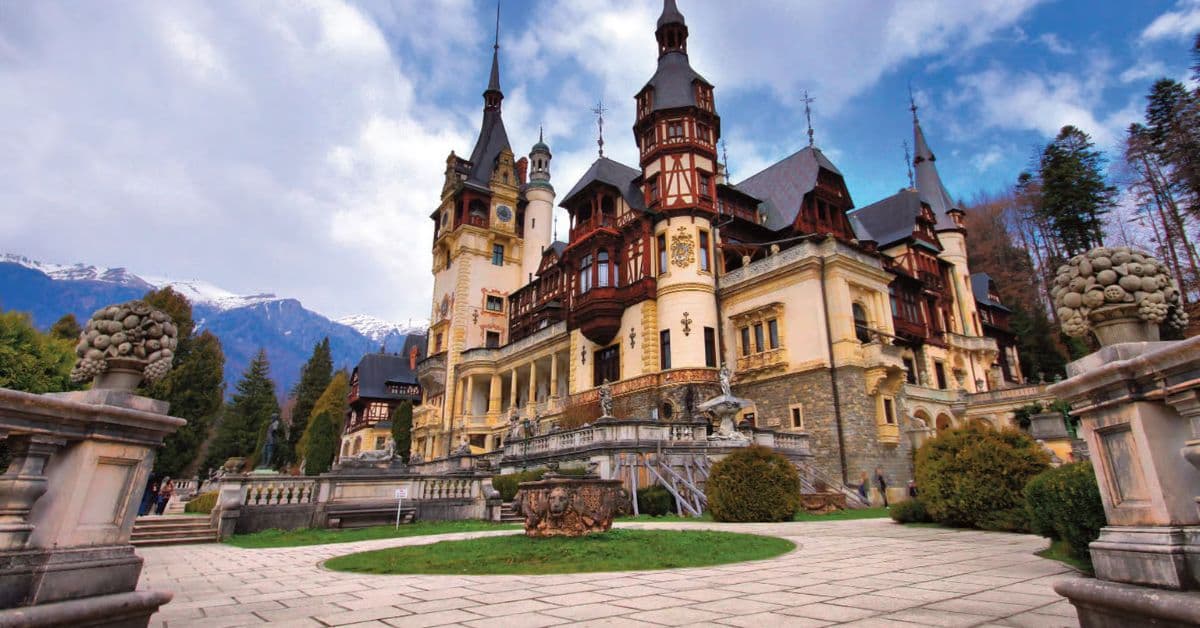 Vista de fachada de Castillo de Peleș en Bucarest , Rumanía