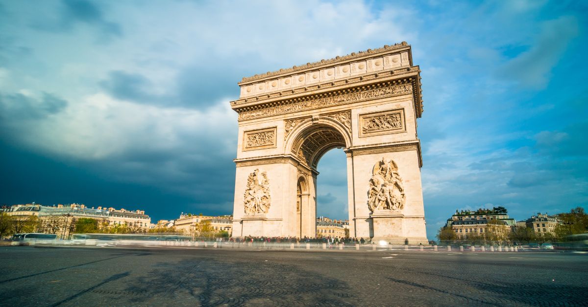 Vista de fachada del Arco del triunfo, París, Francia