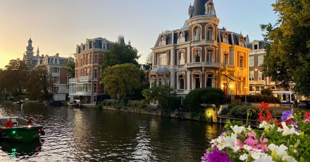Vista panorámica de lago y zona urbana en Ámsterdam, Países Bajos