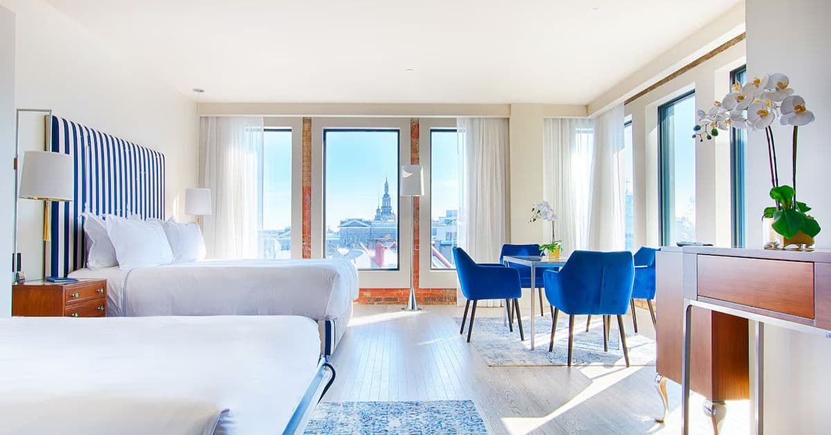 Zona de estar y Cama de Habitación en el Monsieur Jean – Hotel Particulier, Quebec